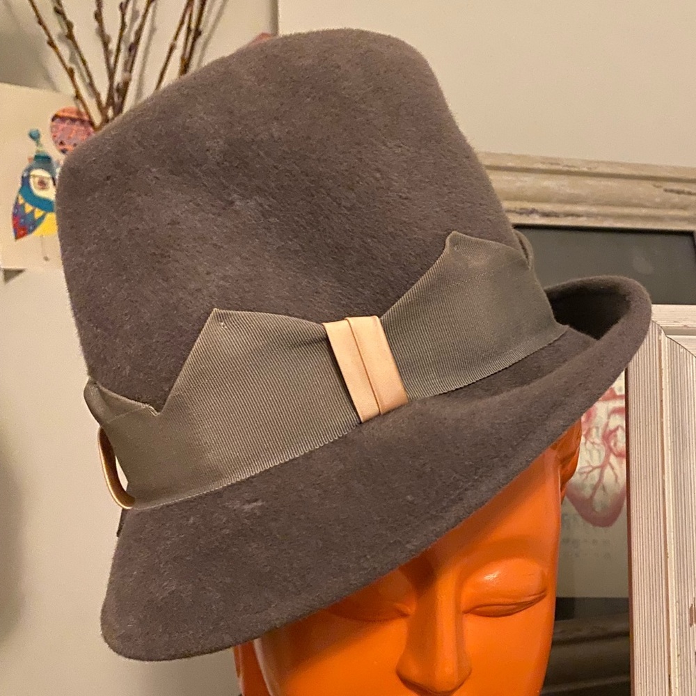 Lavender felt fedora like hat. Size small